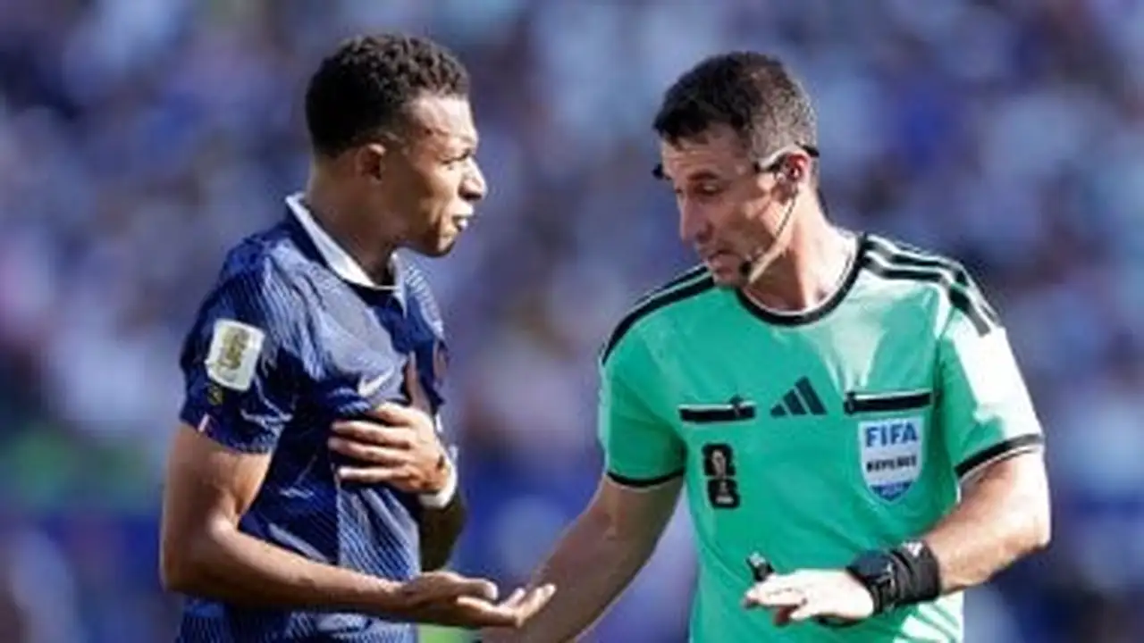 مصر وإنجلترا تتحدثان عن كوارث حكام كأس العالم وأزمة الـVAR